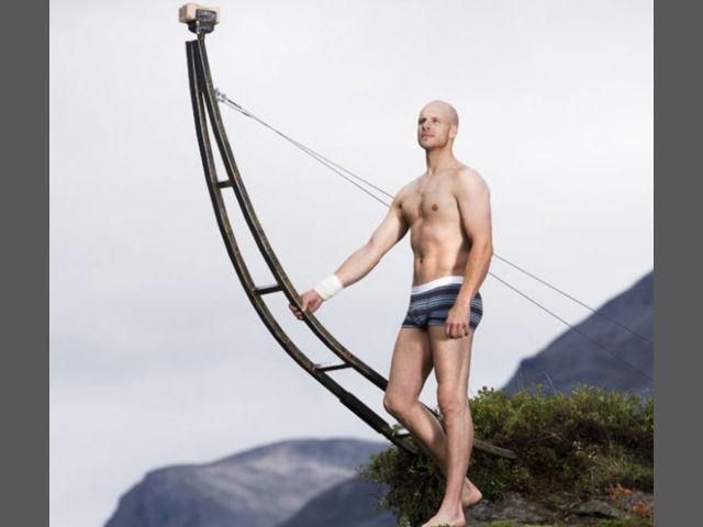 Безстрашний норвежець балансує на краю Безстрашний норвежець балансує на краю