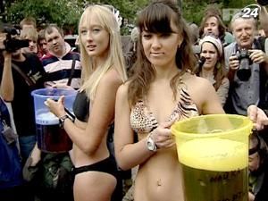 "Медведев-girls" разделись для тех, кто отказался от пива