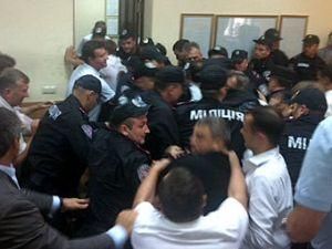 В зале заседаний Печерского суда началась драка В зале заседаний Печерского суда началась драка