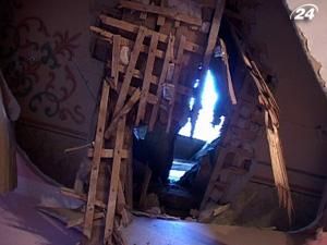 Львов: часть стены отеля провалила крышу в одной из квартир