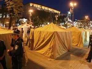 На Крещатике участники акции в поддержку Тимошенко устанавливают палатки 