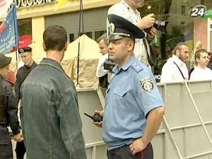 Під Печерським судом збудували металеву огорожу