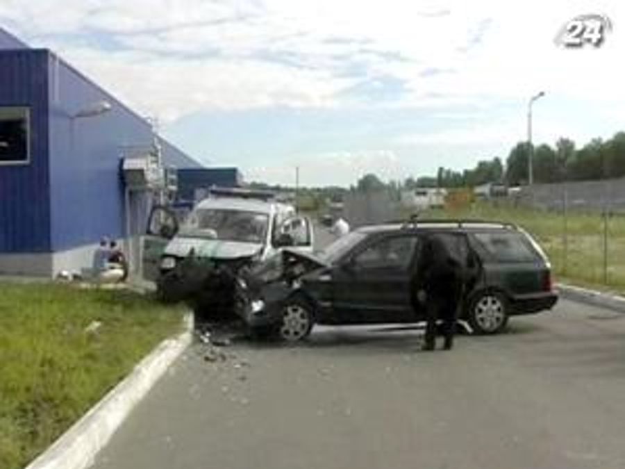 У Києві з інкасатора викрали близько 2 мільйонів гривень У Києві з інкасатора викрали близько 2 мільйонів гривень