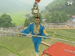 Китаец попытался пройтись между воздушными шарами Китаец попытался пройтись между воздушными шарами