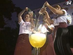 У Криму створили найбільший келих, його наповнили ігристим вином