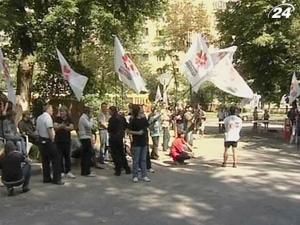 Несколько десятков сторонников Тимошенко митингуют под СИЗО Несколько десятков сторонников Тимошенко митингуют под СИЗО