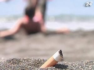 На пляжах Италии отдыхающим раздают пепельницы