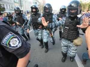 Поблизу Печерського райсуду знаходиться близько 1000 "беркутівців" Поблизу Печерського райсуду знаходиться близько 1000 "беркутівців"