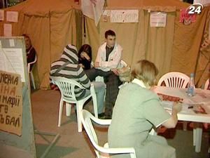 Прихильники Тимошенко простояли під судом усю ніч Прихильники Тимошенко простояли під судом усю ніч