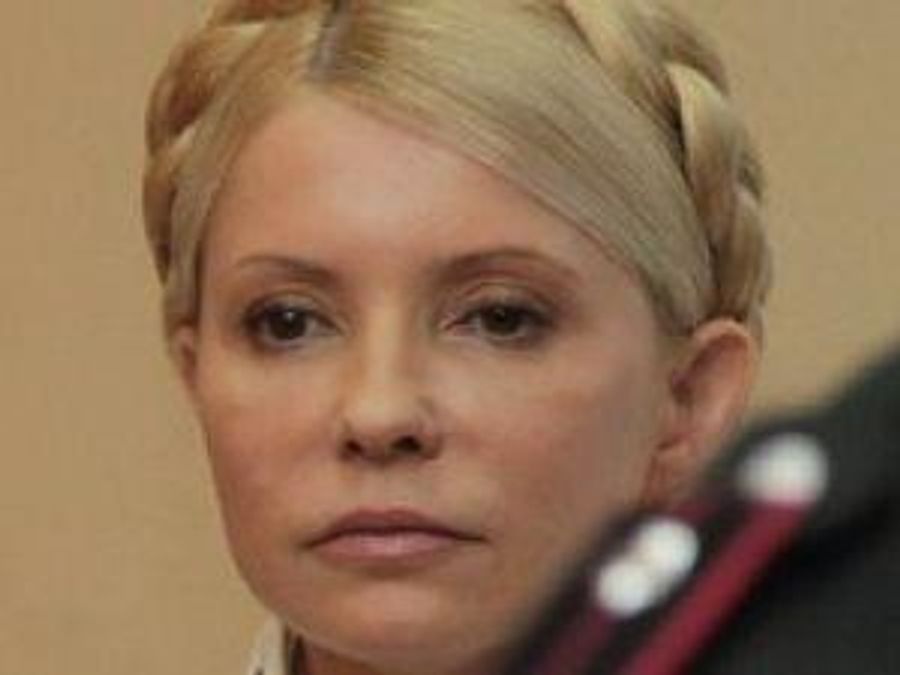 Тимошенко скаржиться на одну зі своїх сусідок по камері, яка курить Тимошенко скаржиться на одну зі своїх сусідок по камері, яка курить