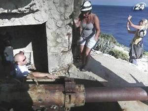 Хорватские бункеры, туннели, окопы на острове Вис показывают туристам