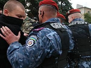 Прихильники Тимошенко прорвались на Хрещатик, "Беркут" відтіснив їх на тротуари Прихильники Тимошенко прорвались на Хрещатик, "Беркут" відтіснив їх на тротуари