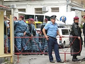 Сто бійців "Беркуту" окружили автозак для Луценко і Тимошенко Сто бійців "Беркуту" окружили автозак для Луценко і Тимошенко