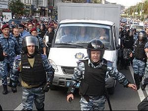 Автозак с Тимошенко выехал со двора Печерского суда 