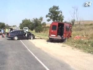 Під Феодосією автобус лоб в лоб зіткнувся з легковиком Під Феодосією автобус лоб в лоб зіткнувся з легковиком