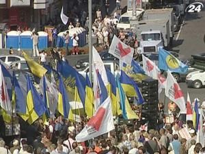 На центральній вулиці країни триває кількатисячний мітинг