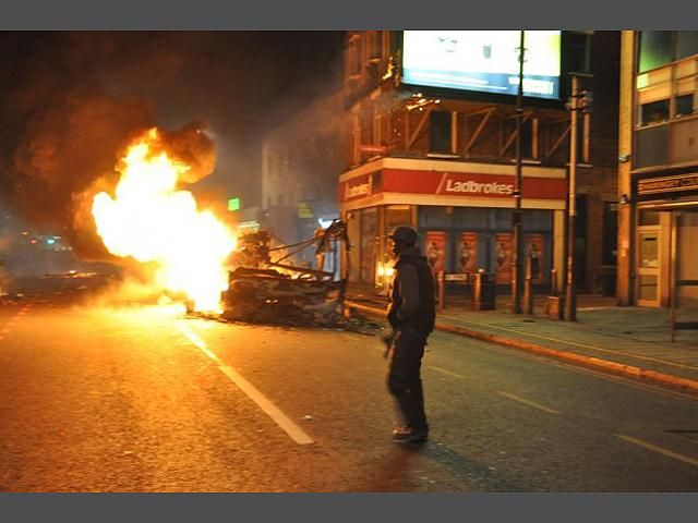 В Лондоне продолжаются массовые беспорядки В Лондоне продолжаются массовые беспорядки