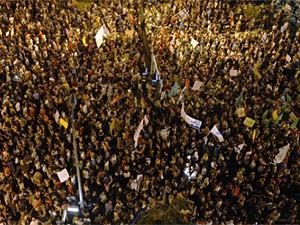 Из-за протестов израильские депутаты возвращаются из отпусков Из-за протестов израильские депутаты возвращаются из отпусков