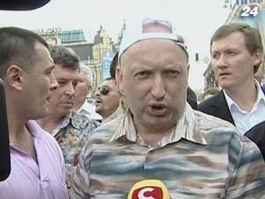 "Беркутовцы" оттеснили Турчинова, исполнительная служба обещает снести палатки 