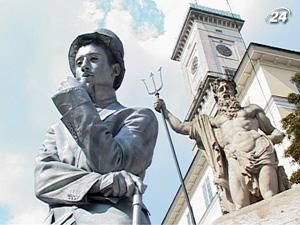 Увагу перехожих на центральних вулицях Львова привертають живі скульптури