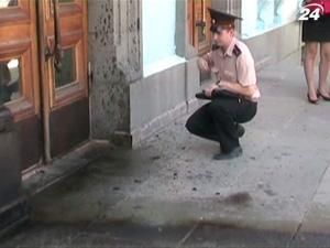 В здание Совета министров Крыма бросили бутылку с зажигательной смесью В здание Совета министров Крыма бросили бутылку с зажигательной смесью