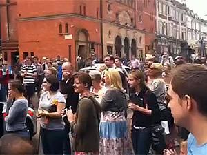 Британці самоорганізувались для прибирання розгромлених районів Британці самоорганізувались для прибирання розгромлених районів