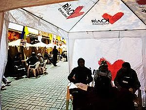 Сильний дощ у Києві не розігнав прихильників Тимошенко Сильний дощ у Києві не розігнав прихильників Тимошенко