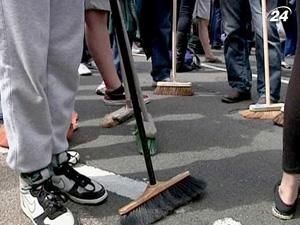 Британці збираються в Інтернеті, аби прибирати вулиці Лондона Британці збираються в Інтернеті, аби прибирати вулиці Лондона