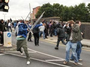 В Великобритании убили трех мужчин, которые защищали имущество от мародеров В Великобритании убили трех мужчин, которые защищали имущество от мародеров