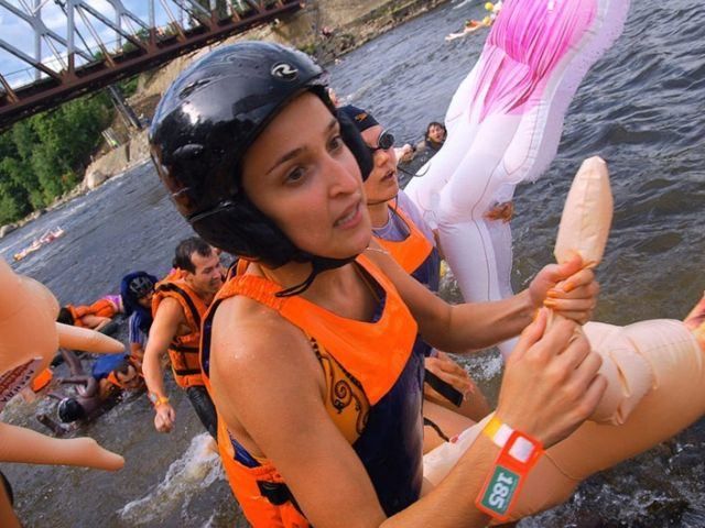 В России плавали в реке на резиновых женщинах