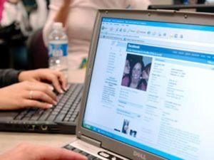 Надмірне захоплення Facebook шкідливе для шлунку Надмірне захоплення Facebook шкідливе для шлунку