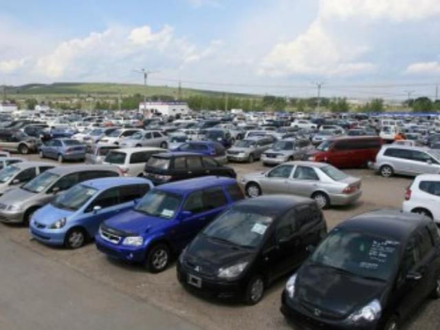 Эксперт: Украинцы скупают автомобили, пока их не обложили пошлиной