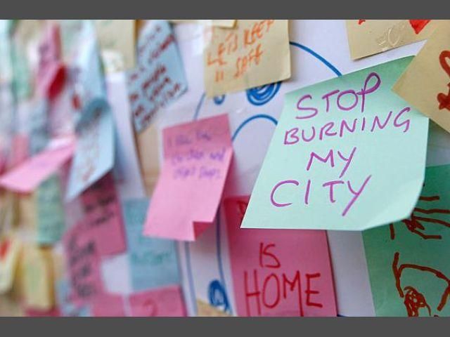 Жители Лондона вышли на улицы убирать город Жители Лондона вышли на улицы убирать город