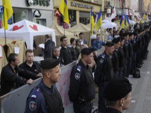 На Крещатике все больше милиционеров На Крещатике все больше милиционеров