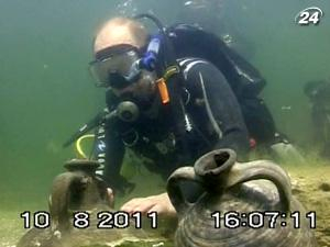 Путин во время погружения случайно нашел две античные амфоры