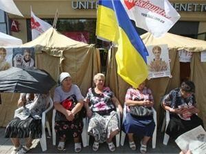 Сторонники Тимошенко собирают подписи за ее освобождение