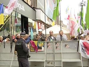 На Крещатике собирают подписи в защиту Тимошенко