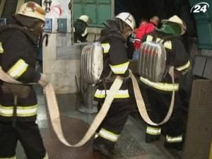 Спасатели тренировались тушить пожар в метро