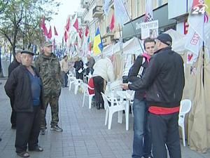 Бютовцы угощают овощами в лагере сторонников Тимошенко Бютовцы угощают овощами в лагере сторонников Тимошенко