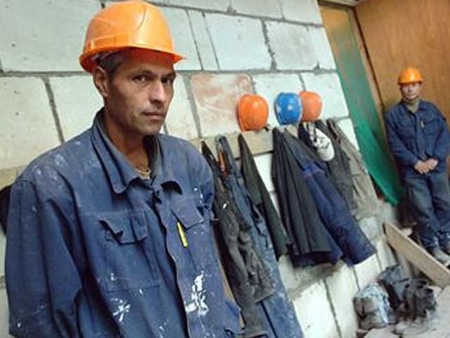 Заробітчани щорічно присилають в Україну два мільярди Заробітчани щорічно присилають в Україну два мільярди