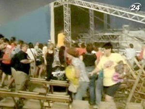 В американском штате Индиана на ярмарке рухнула сцена