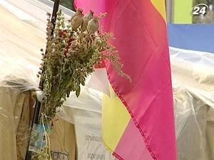 Палатки под судом украсили ароматными оберегами Палатки под судом украсили ароматными оберегами