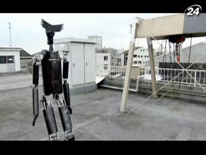 Робот-гігант грає у футбол Робот-гігант грає у футбол