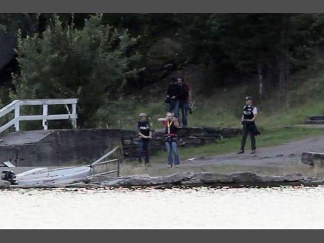 Брейвік показав слідчим, як вбивав людей Брейвік показав слідчим, як вбивав людей