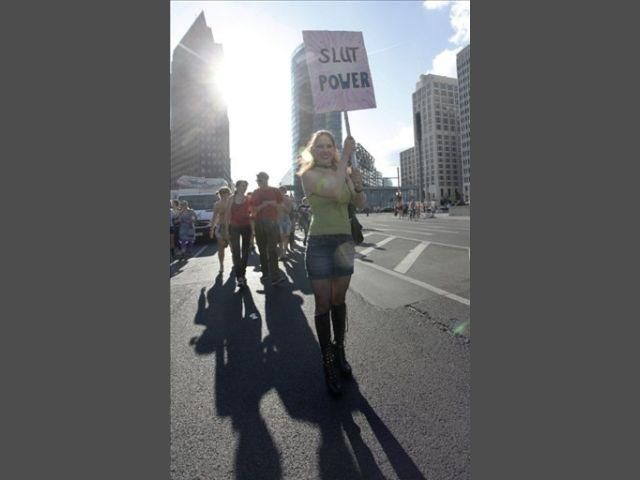 В Германии состоялся парад проституток против сексизма и насилия В Германии состоялся парад проституток против сексизма и насилия