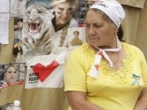 Біля Печерського суду поставили пакети з локшиною Біля Печерського суду поставили пакети з локшиною