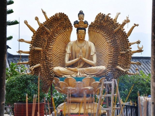 У Гонконгу розташований монастир Десяти тисяч Будд У Гонконгу розташований монастир Десяти тисяч Будд