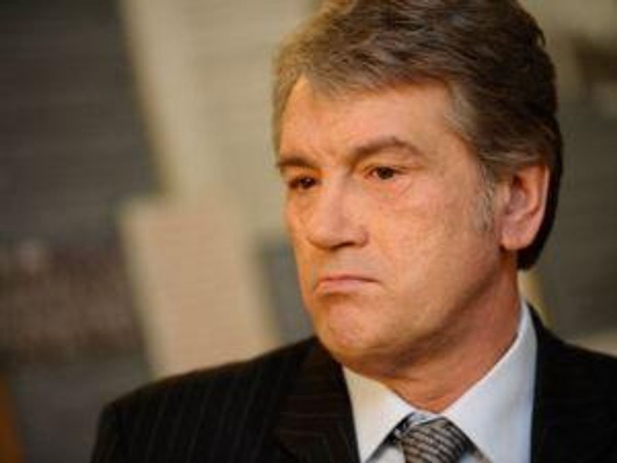 Машину Ющенко закидали яйцами Машину Ющенко закидали яйцами