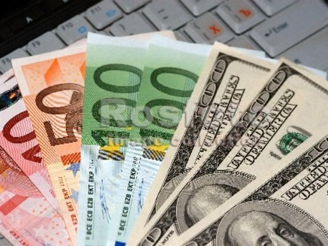 Экономист советует хранить сбережения в нескольких валютах