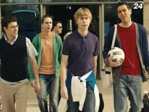 Культовая британская комедия "Переростки" вышла на большой экран Культовая британская комедия "Переростки" вышла на большой экран